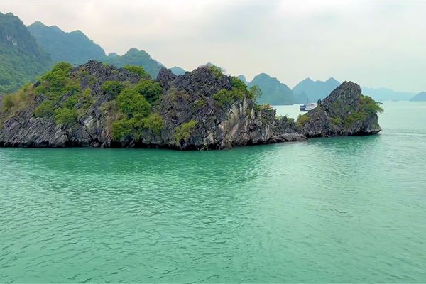 Tour Cát Bà 2 Ngày: Du thuyền trên vịnh – Chèo thuyền Kayak – Cắm Trại Bãi Biển
