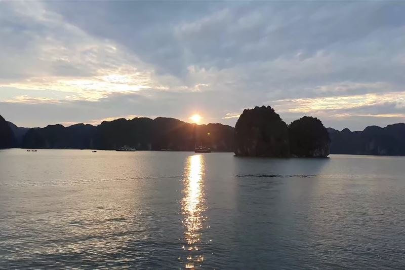  Tour Cát Bà 3 Ngày: Du thuyền - Chèo thuyền Kayak - Đạp xe - Đi bộ trong rừng