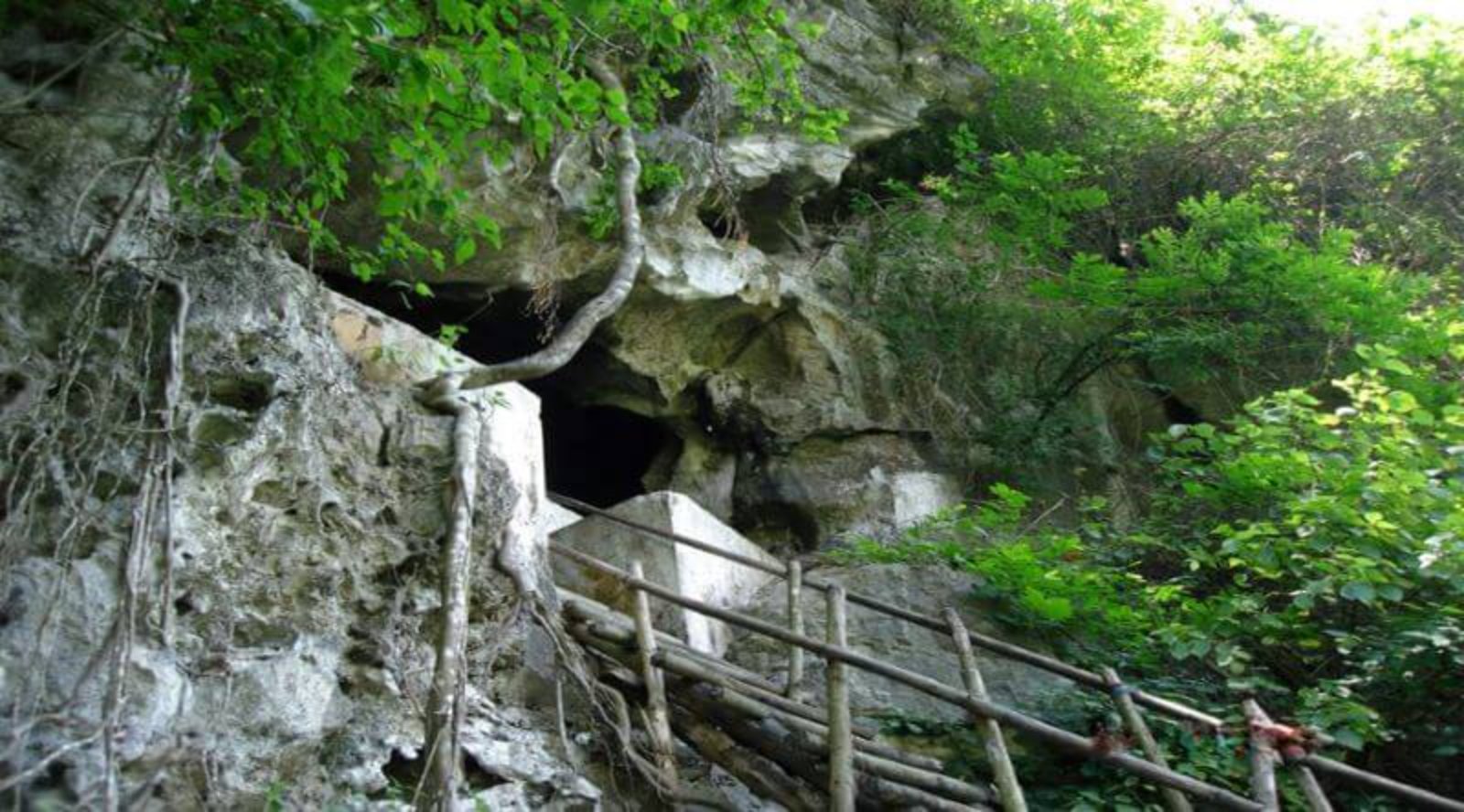 Kh&aacute;m Ph&aacute; Hang Qu&acirc;n Y