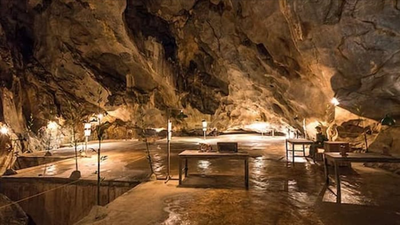 Kh&aacute;m Ph&aacute; Hang Qu&acirc;n Y