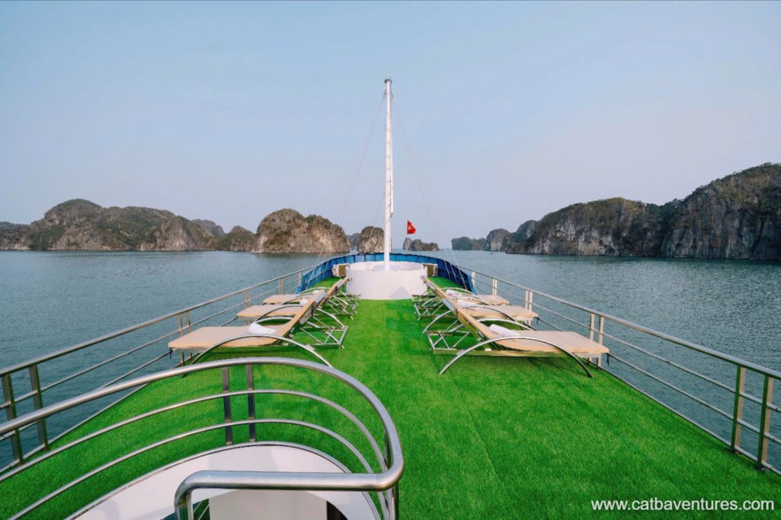 tau-du-lich-lan-ha-xanh-001