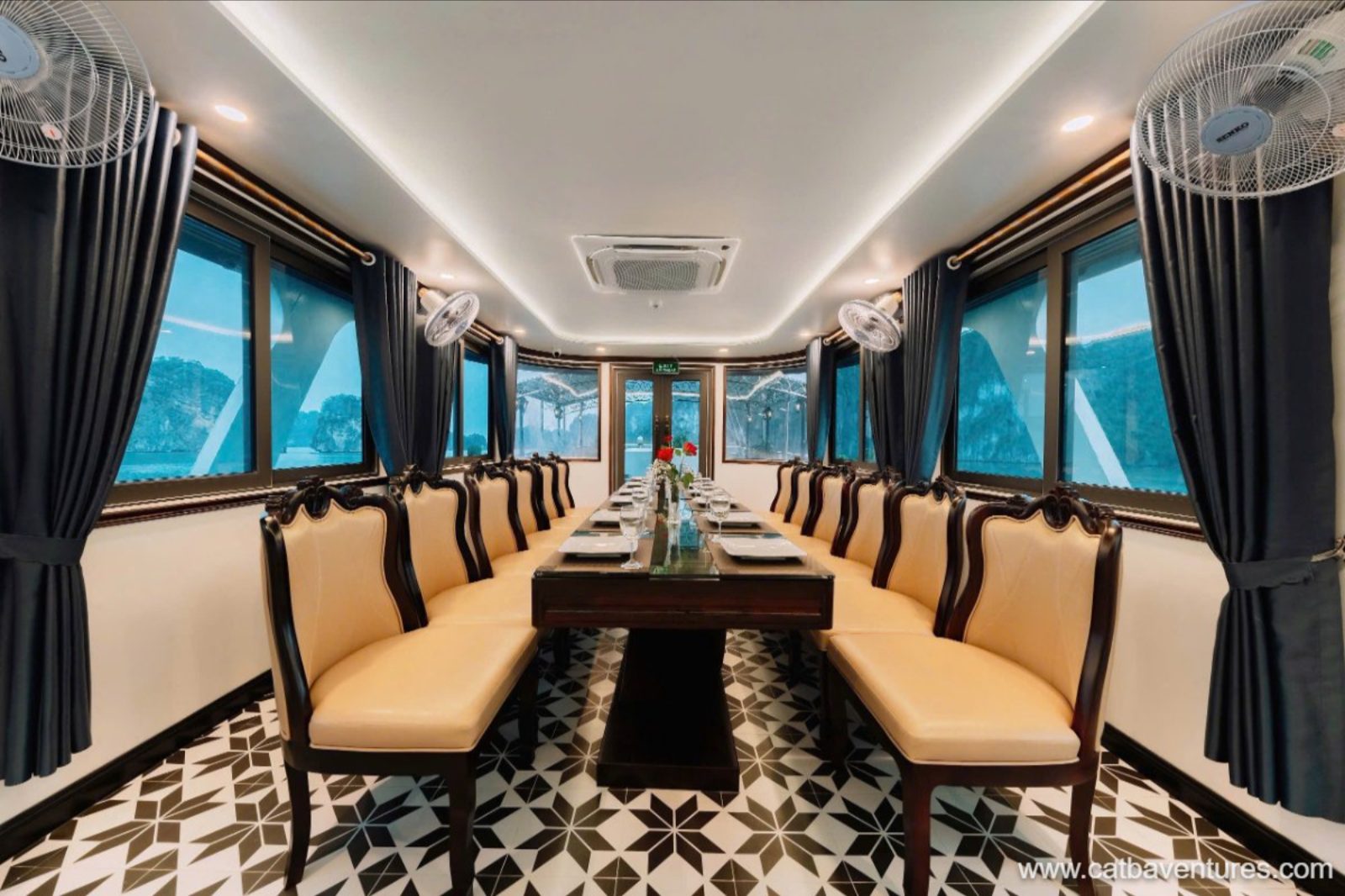 tau-du-lich-lan-ha-xanh-003