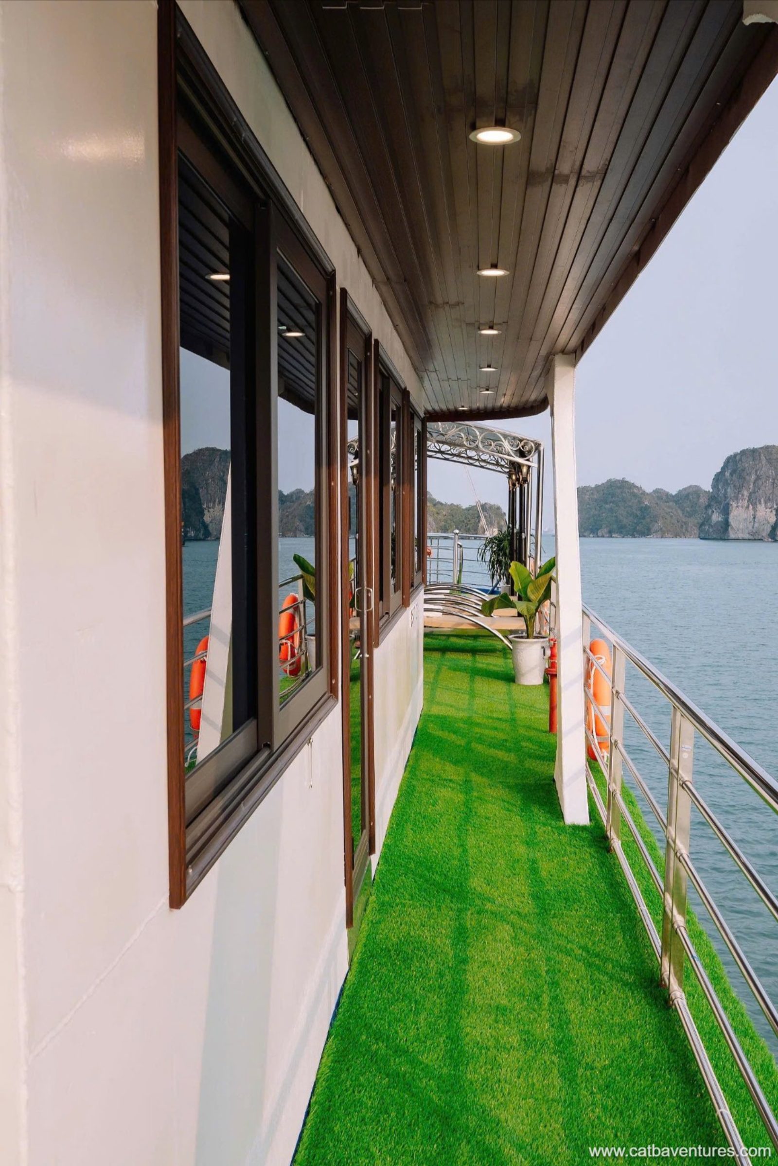 tau-du-lich-lan-ha-xanh-005