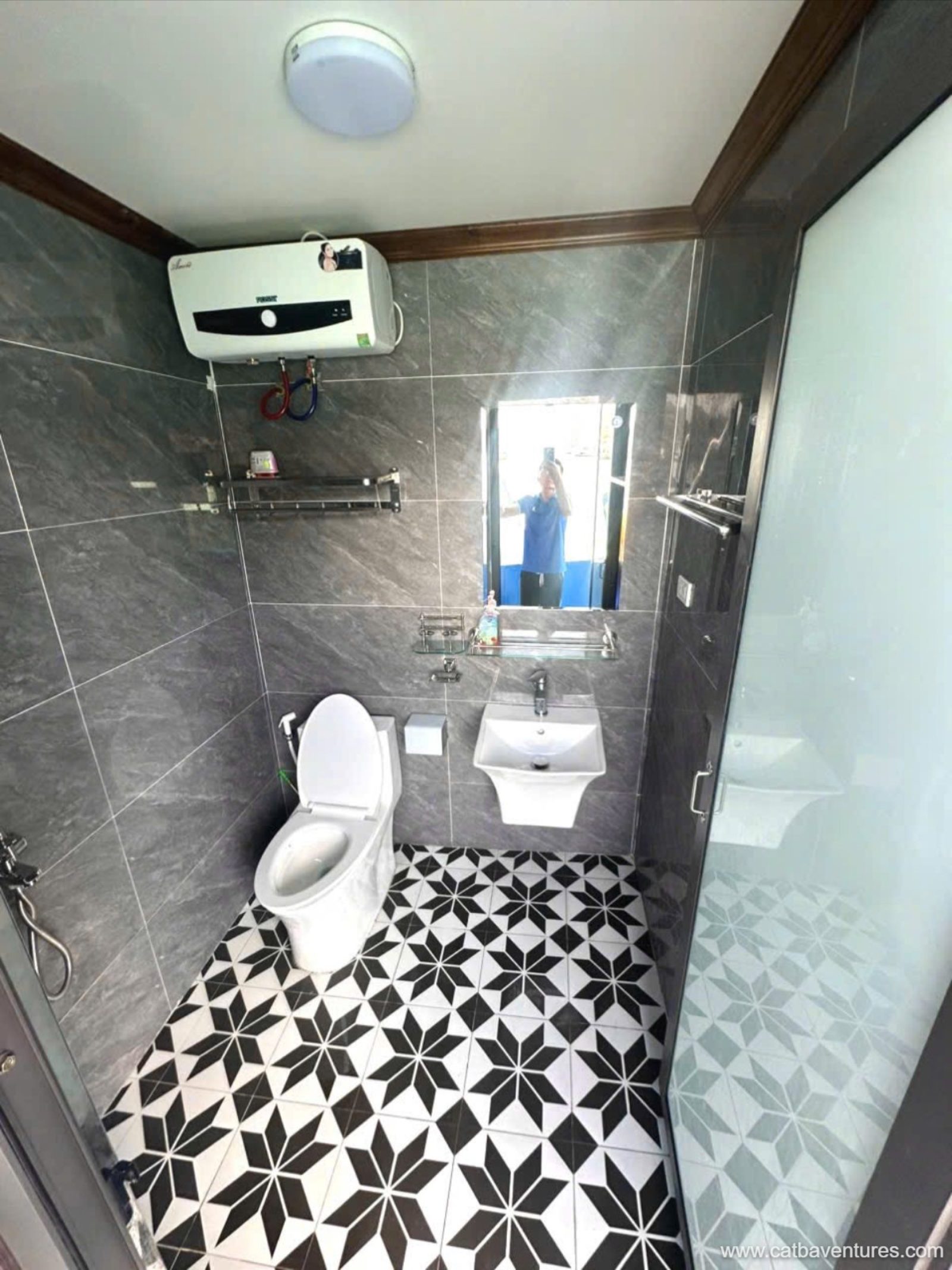 tau-du-lich-lan-ha-xanh-009