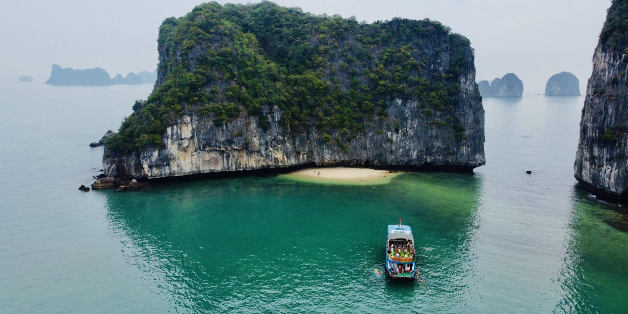 Lan Ha Bay – Ha Long Bay: Boat trip – Kayaking